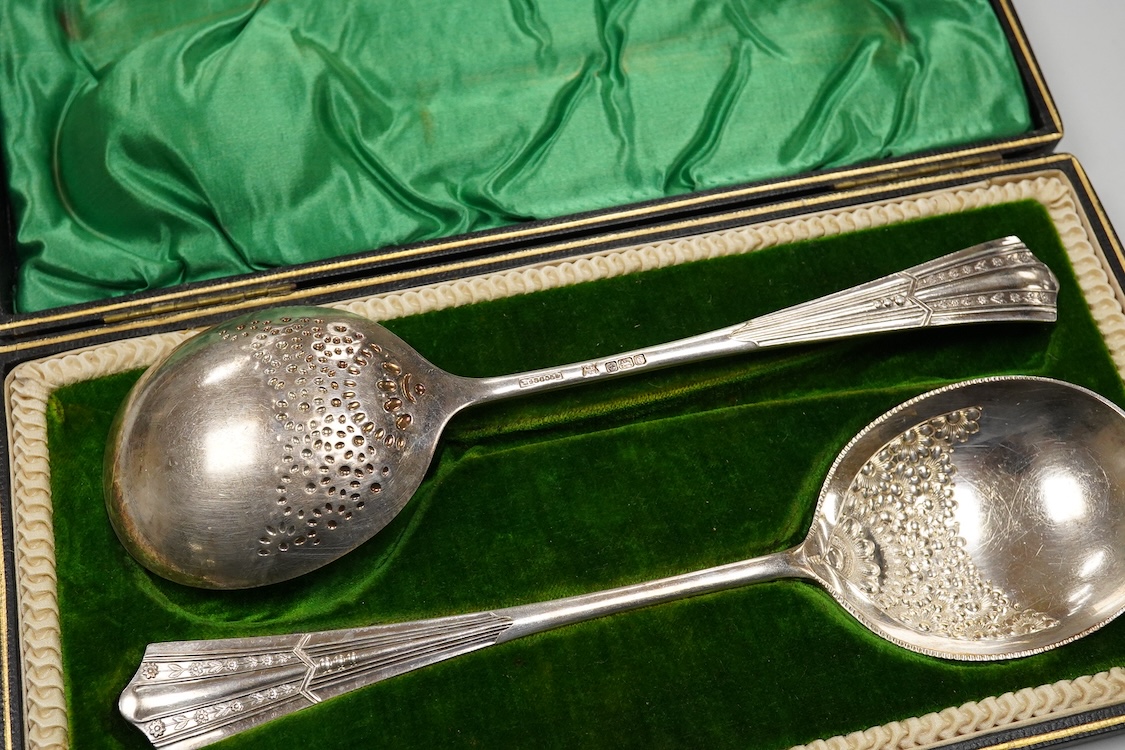 A cased pair of Edwardian silver serving spoons, Cooper Brothers & Sons, Sheffield, 1906, 21.8cm, 5.4oz.
